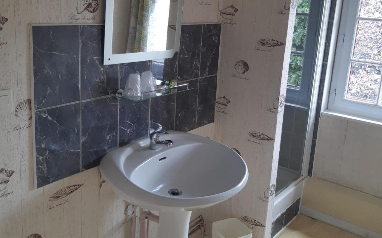 Logis Hotel & Restaurant - Auberge De La Foret Hazebrouck Bagian luar foto